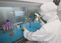 A lab at Kyoto University Hospital. A team comprising members from Kyoto University and elsewhere has discovered a way to predict whether someone will develop esophageal cancer.  | Jiji