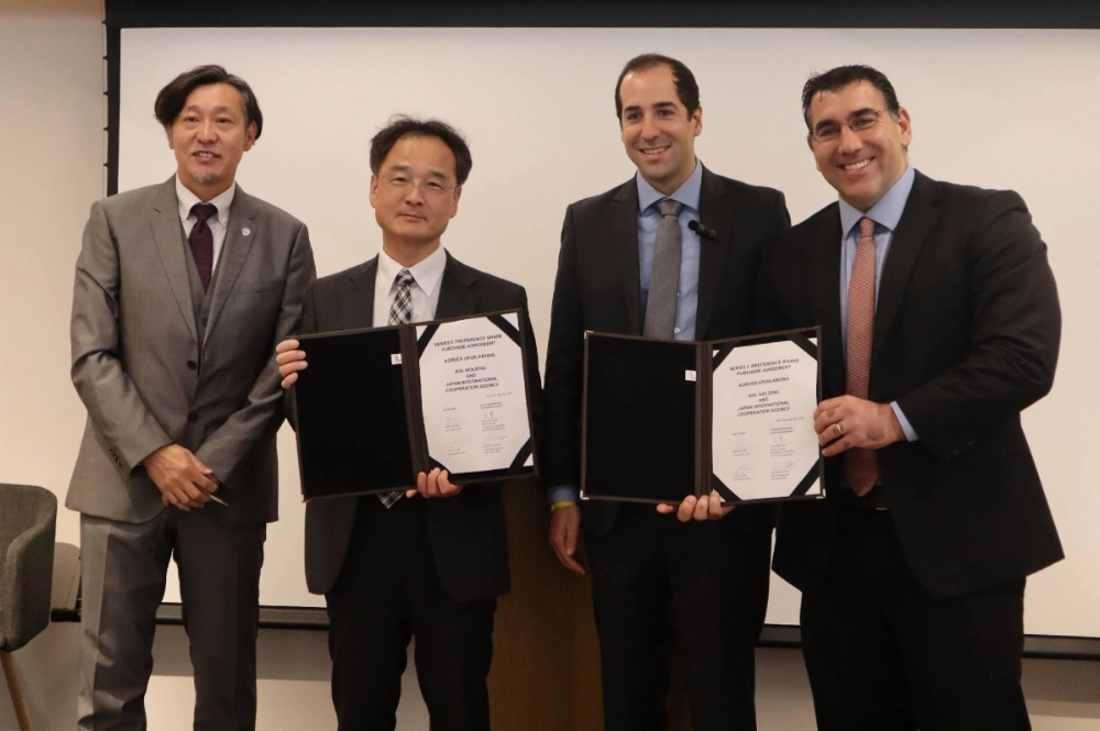Agrolend CEO Andre Glezer (second from right), JICA Brazil Office chief Akihiro Miyazaki (far left) and others on Wednesday in Sao Paulo Agrolend CEO Andre Glezer (second from right), JICA Brazil Office chief Akihiro Miyazaki (far left) and others on Wednesday in Sao Paulo