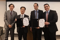 Agrolend CEO Andre Glezer (second from right), JICA Brazil Office chief Akihiro Miyazaki (far left) and others on Wednesday in Sao Paulo | Jiji