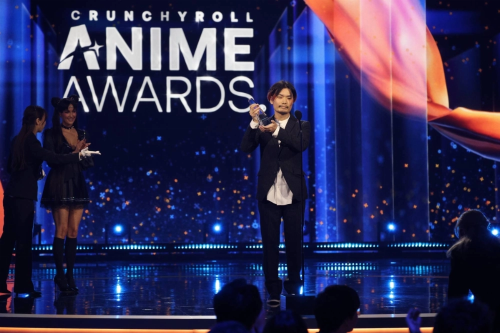 Anime director Shunsuke Nakashige accepts the anime of the year award for “Solo Leveling” at the Crunchyroll Anime Awards. Anime director Shunsuke Nakashige accepts the anime of the year award for “Solo Leveling” at the Crunchyroll Anime Awards.
