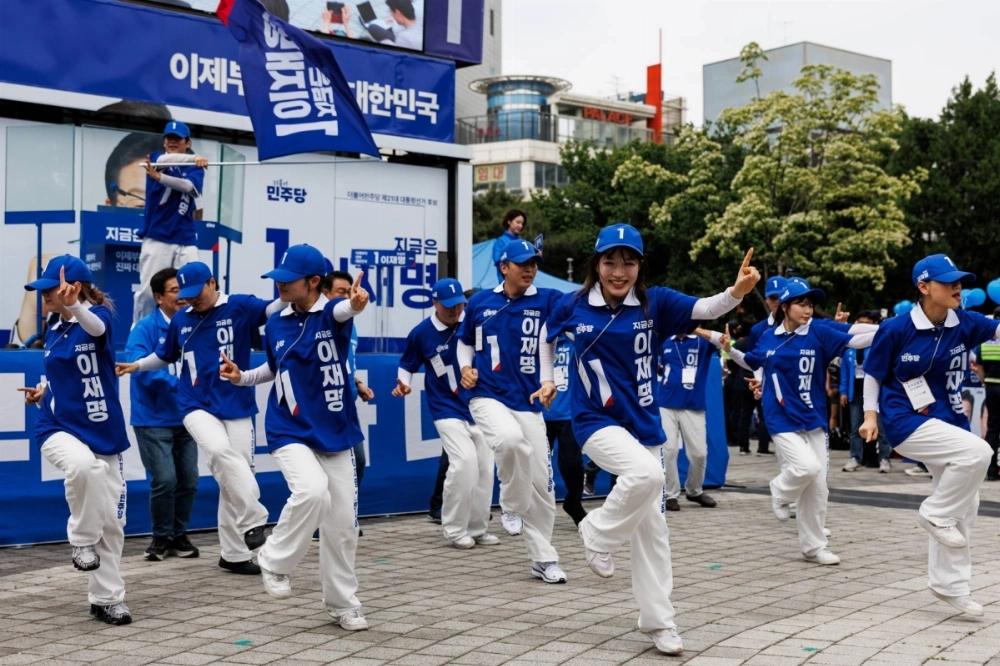Dancers perform ahead of Lee Jae-myung's campaign event in Incheon on May 21.  Dancers perform ahead of Lee Jae-myung's campaign event in Incheon on May 21.