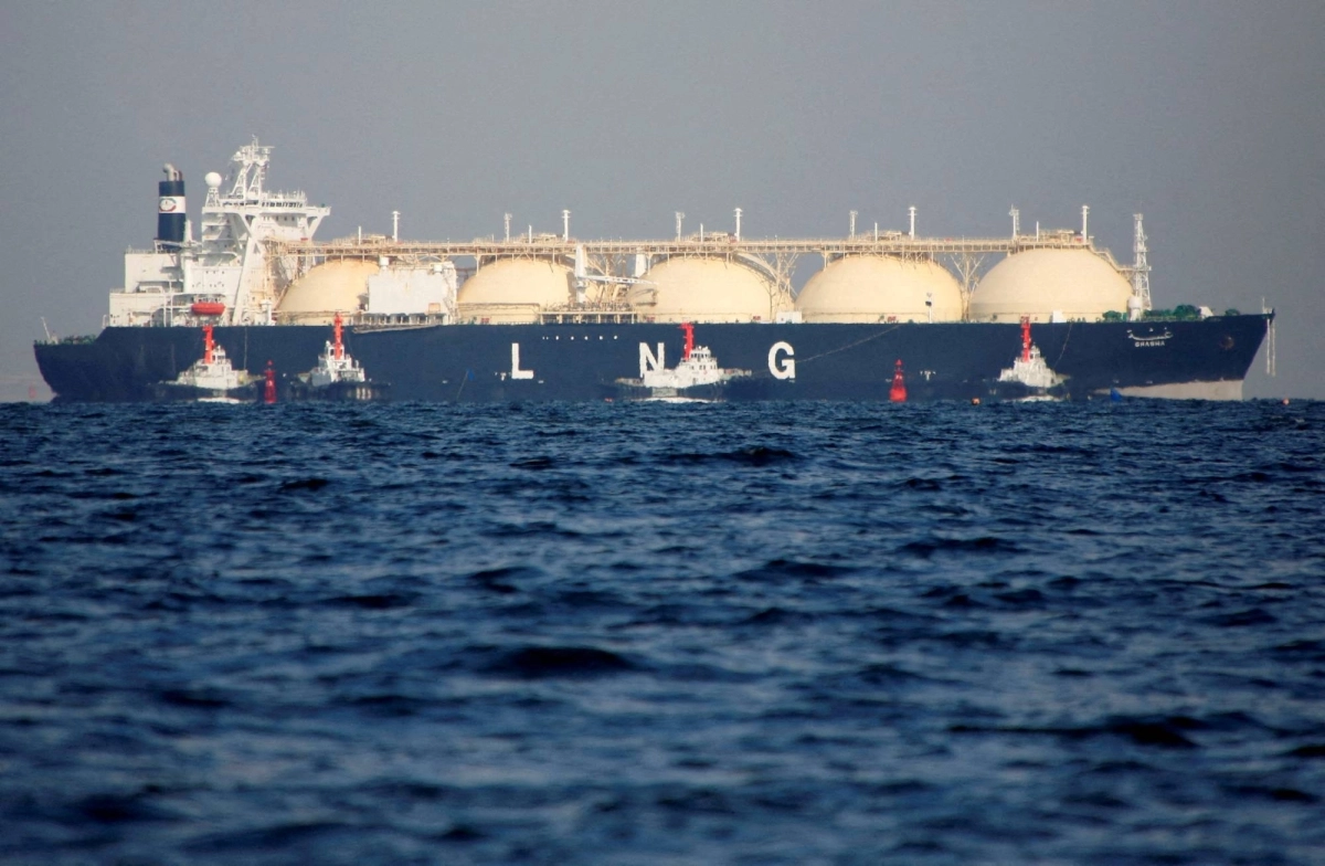 A tanker transporting LNG is tugged toward a thermal power station in Futtsu, Chiba Prefecture. After the end of World War II, coal and petroleum imports were Japan's main sources of energy. But that would change in 1969, when the first ship transported LNG from Alaska to Japan. A tanker transporting LNG is tugged toward a thermal power station in Futtsu, Chiba Prefecture. After the end of World War II, coal and petroleum imports were Japan's main sources of energy. But that would change in 1969, when the first ship transported LNG from Alaska to Japan.
