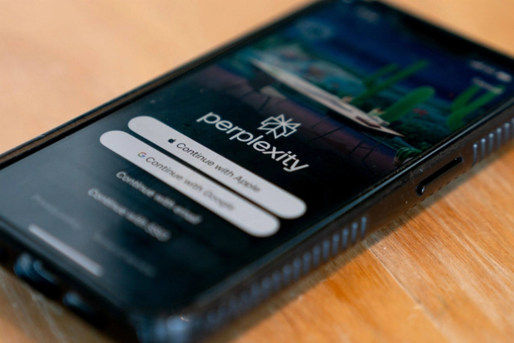 Samsung and Perplexity are in talks regarding preloading Perplexity’s app and assistant on upcoming Samsung devices.  Samsung and Perplexity are in talks regarding preloading Perplexity’s app and assistant on upcoming Samsung devices.