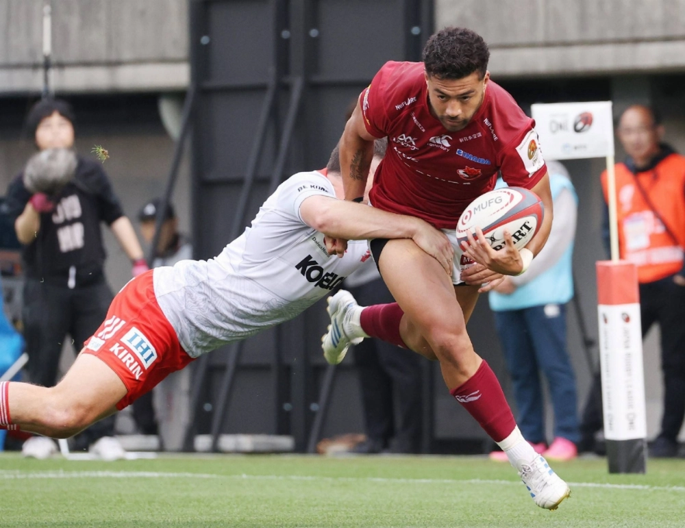 Toshiba's Richie Mo'unga runs with the ball at Chichibunomiya Rugby Stadium on May 24. Toshiba's Richie Mo'unga runs with the ball at Chichibunomiya Rugby Stadium on May 24.