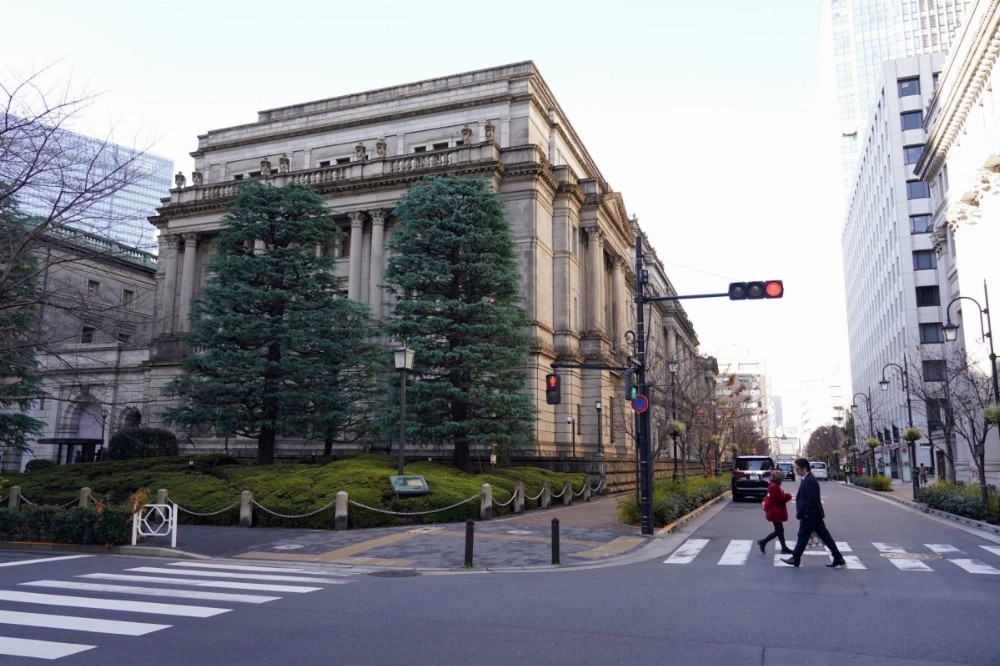 Since last summer, the Bank of Japan has been reducing its buying of government bonds by ¥400 billion every quarter, but that process will come to a halt, according to former board member Makoto Sakurai. Since last summer, the Bank of Japan has been reducing its buying of government bonds by ¥400 billion every quarter, but that process will come to a halt, according to former board member Makoto Sakurai.