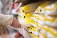 The average price of rice sold at some 1,000 supermarkets across Japan in the week through May 25 stood at ¥4,260 ($29.80) per 5 kilograms, down ¥25 from the previous week. | Getty Images