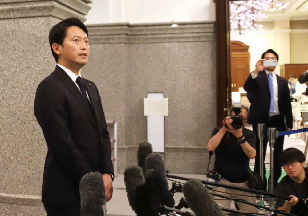 Hyogo Gov. Motohiko Saito speaks to the press following the opening of the prefectural assembly's June regular session on Tuesday. Hyogo Gov. Motohiko Saito speaks to the press following the opening of the prefectural assembly's June regular session on Tuesday.