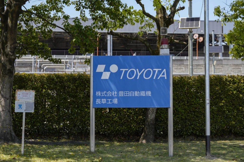 Toyota group companies could establish a new holding company to privatize Toyota Industries. Toyota group companies could establish a new holding company to privatize Toyota Industries.