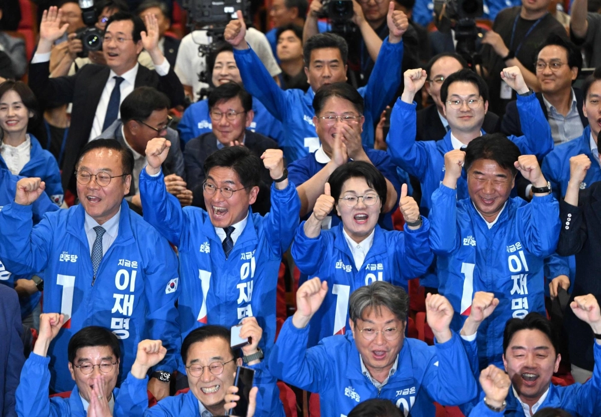 Members of South Korea's Democratic Party react as they watch a television report on an exit poll for the presidential election in the party's situation room at the National Assembly in Seoul on Tuesday. South Korea's Lee Jae-myung of the left-leaning DP is on track to win the presidential election by a landslide, the exit polls showed. Members of South Korea's Democratic Party react as they watch a television report on an exit poll for the presidential election in the party's situation room at the National Assembly in Seoul on Tuesday. South Korea's Lee Jae-myung of the left-leaning DP is on track to win the presidential election by a landslide, the exit polls showed.