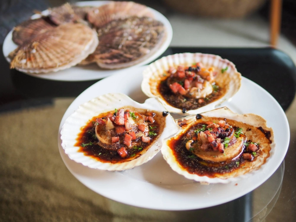 Saroma scallops from Hokkaido offer a subtly sweet flavor, making them easy to pair with various sauces and toppings. Saroma scallops from Hokkaido offer a subtly sweet flavor, making them easy to pair with various sauces and toppings.