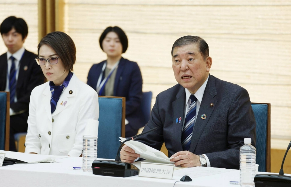 Prime Minister Shigeru Ishiba (right) speaking at the Headquarters for the Promotion of Gender Equality on Tuesday at the Prime Minister's Office Prime Minister Shigeru Ishiba (right) speaking at the Headquarters for the Promotion of Gender Equality on Tuesday at the Prime Minister's Office