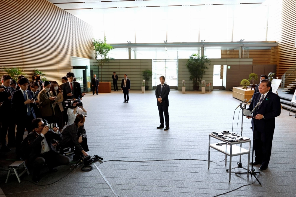 Reporters question Prime Minister Shigeru Ishiba at the Prime Minister's Office in April. Reporters question Prime Minister Shigeru Ishiba at the Prime Minister's Office in April.