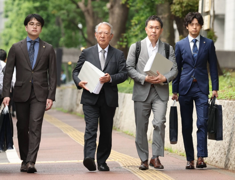 Ohkawara Kakohki President Masaaki Okawara (center, left) and the eldest son (center, right) of Shizuo Aishima, a late former adviser to Ohkawara Kakohki, head to the Tokyo Metropolitan Police Department on Monday in the capital's Chiyoda Ward. Ohkawara Kakohki President Masaaki Okawara (center, left) and the eldest son (center, right) of Shizuo Aishima, a late former adviser to Ohkawara Kakohki, head to the Tokyo Metropolitan Police Department on Monday in the capital's Chiyoda Ward.