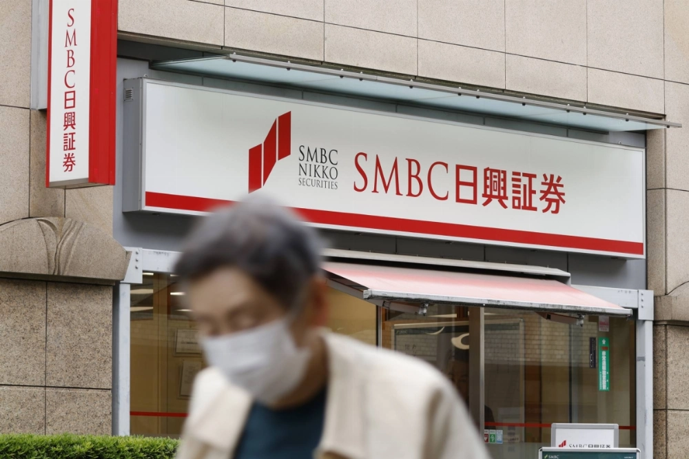 SMBC Nikko Securities has already introduced a family trust system under which relatives can act as agents for older customers for their investments. SMBC Nikko Securities has already introduced a family trust system under which relatives can act as agents for older customers for their investments.