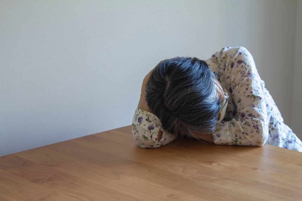 Research showed that amounts of tau protein accumulation, a factor leading to dementia, were larger among people diagnosed at age 40 or more with mood disorders compared with healthy individuals of the same age group. Research showed that amounts of tau protein accumulation, a factor leading to dementia, were larger among people diagnosed at age 40 or more with mood disorders compared with healthy individuals of the same age group.