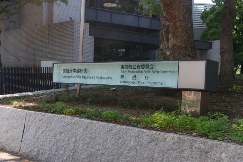 Two suspects arrested for allegedly assaulting riot officers in Tokyo have remained silent during questioning. Two suspects arrested for allegedly assaulting riot officers in Tokyo have remained silent during questioning.