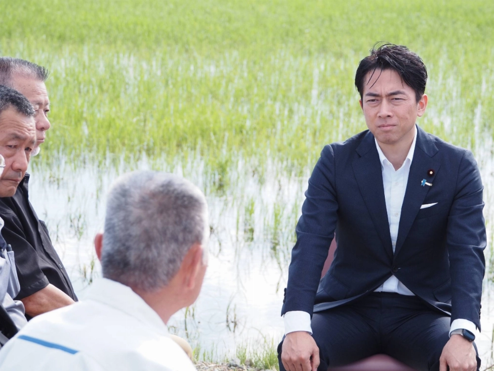 Agriculture minister Shinjiro Koizumi talks to rice farmers in Fukushima Prefecture on Sunday. Agriculture minister Shinjiro Koizumi talks to rice farmers in Fukushima Prefecture on Sunday.