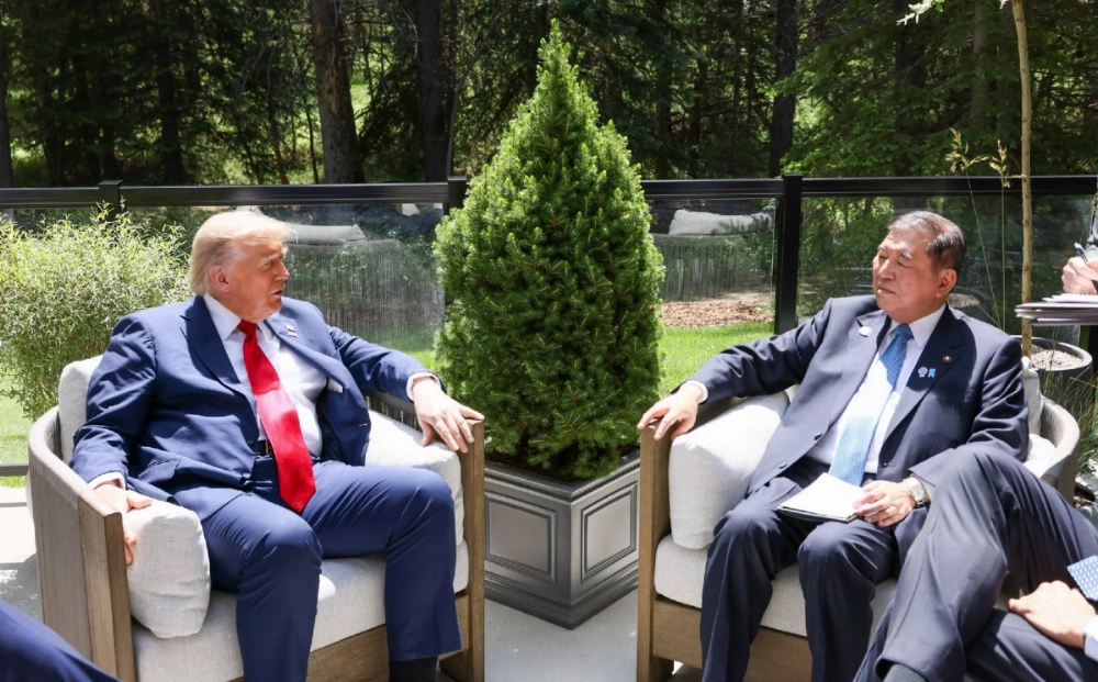 U.S. President Donald Trump (left) speaks with Prime Minister Shigeru Ishiba at the Group of Seven summit in Kananaskis, Alberta, Canada, on Monday. U.S. President Donald Trump (left) speaks with Prime Minister Shigeru Ishiba at the Group of Seven summit in Kananaskis, Alberta, Canada, on Monday.