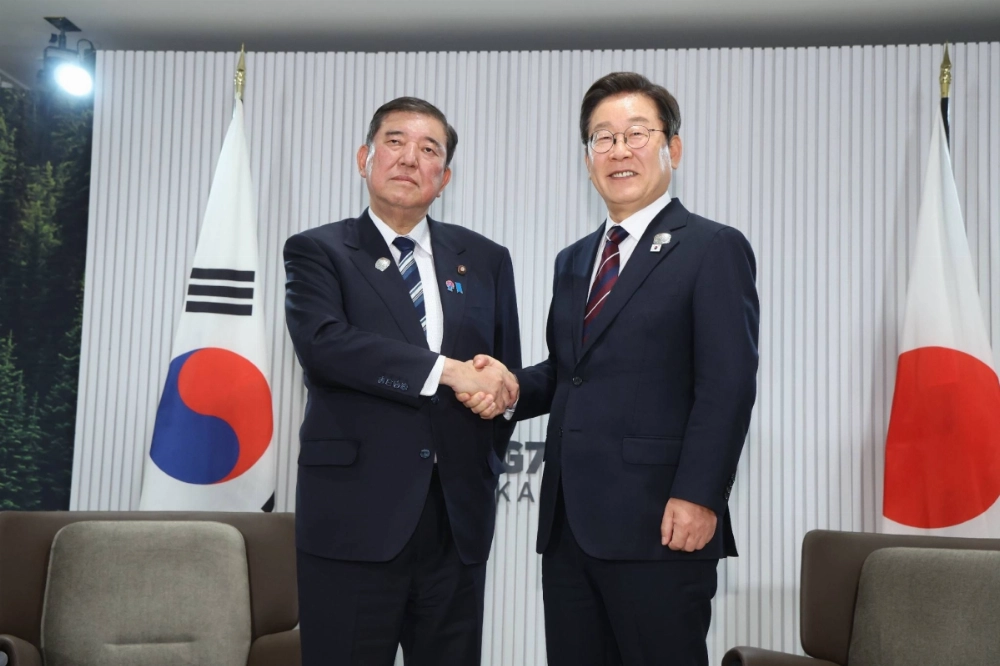 Prime Minister Shigeru Ishiba shakes hands with South Korean President Lee Jae-myung ahead of their meeting on the sidelines of the Group of Seven leaders' summit in Kananaskis in Alberta, Canada, on Tuesday. Prime Minister Shigeru Ishiba shakes hands with South Korean President Lee Jae-myung ahead of their meeting on the sidelines of the Group of Seven leaders' summit in Kananaskis in Alberta, Canada, on Tuesday.