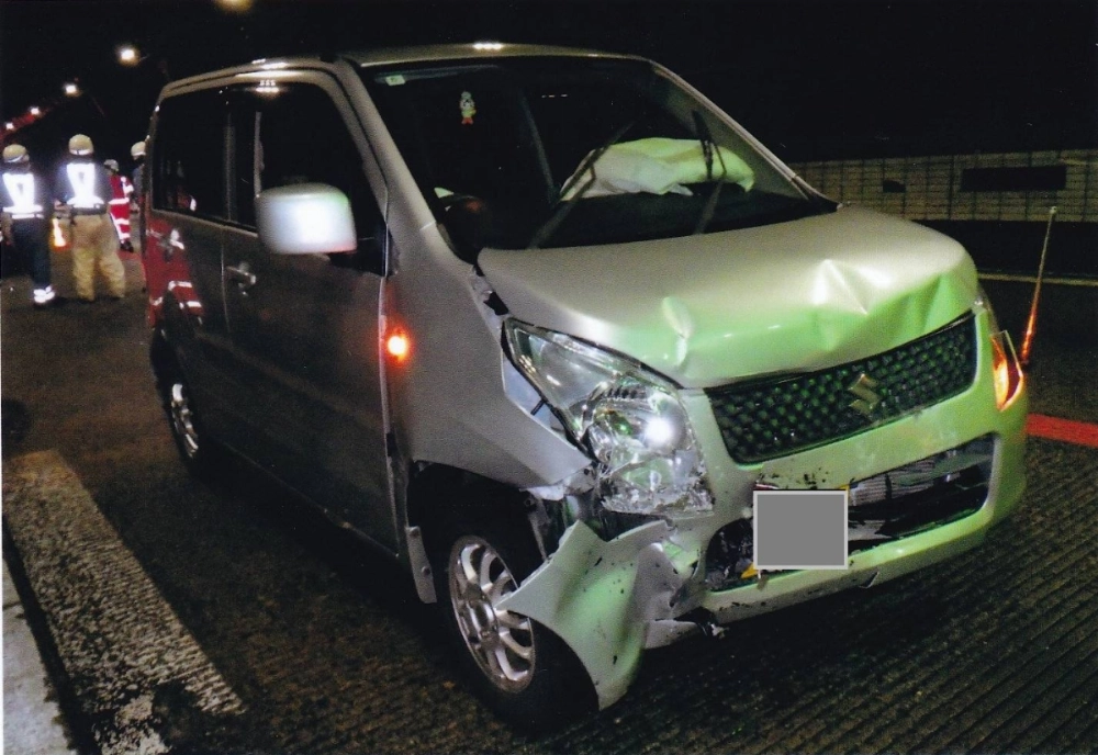 A minivehicle that crashed head-on with another vehicle in the Enasan Tunnel in Nakatsugawa, Gifu Prefecture, on June 11 after being driven the wrong way on the Chuo Expressway A minivehicle that crashed head-on with another vehicle in the Enasan Tunnel in Nakatsugawa, Gifu Prefecture, on June 11 after being driven the wrong way on the Chuo Expressway