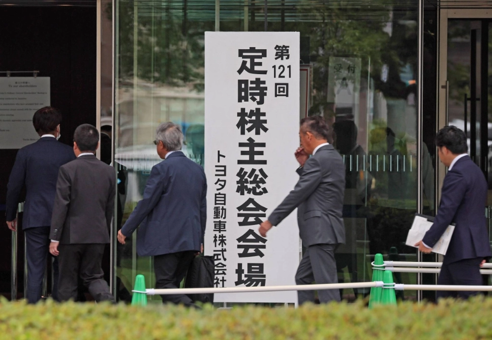 Shareholders arrive at Toyota's annual shareholders' meeting on June 12 in the city of Toyota, Aichi Prefecture. Shareholders arrive at Toyota's annual shareholders' meeting on June 12 in the city of Toyota, Aichi Prefecture.