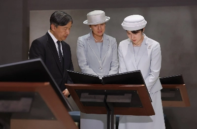 Emperor Naruhito, Empress Masako and their daughter Princess Aiko visit the Okinawa Prefectural Peace Memorial Museum in Itoman on June 4.  Emperor Naruhito, Empress Masako and their daughter Princess Aiko visit the Okinawa Prefectural Peace Memorial Museum in Itoman on June 4.