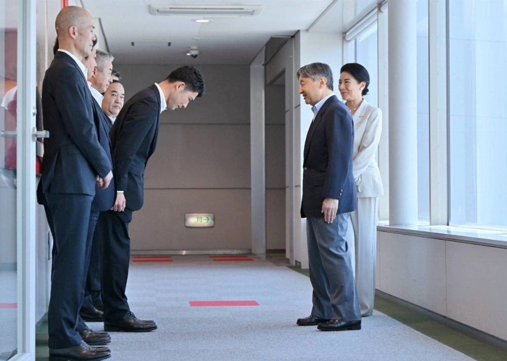 Emperor Naruhito and Empress Masako greet upon their arrival at Hiroshima Airport on Thursday. Emperor Naruhito and Empress Masako greet upon their arrival at Hiroshima Airport on Thursday.