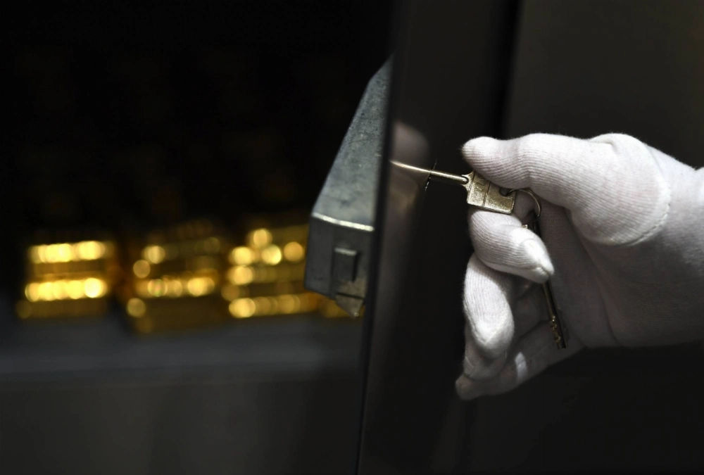 The Japanese Bankers Association said Thursday that it has revised its sample agreement to explicitly prohibit the storage of cash in safe-deposit boxes. The Japanese Bankers Association said Thursday that it has revised its sample agreement to explicitly prohibit the storage of cash in safe-deposit boxes.