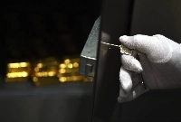 The Japanese Bankers Association said Thursday that it has revised its sample agreement to explicitly prohibit the storage of cash in safe-deposit boxes. | Bloomberg