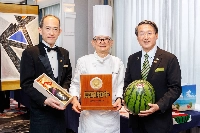 Tottori Gov. Shinji Hirai (right) with Executive Chef Shinsuke Nakajima and Executive Chef Sommelier Nobuhide Tani | Haruo Motohashi