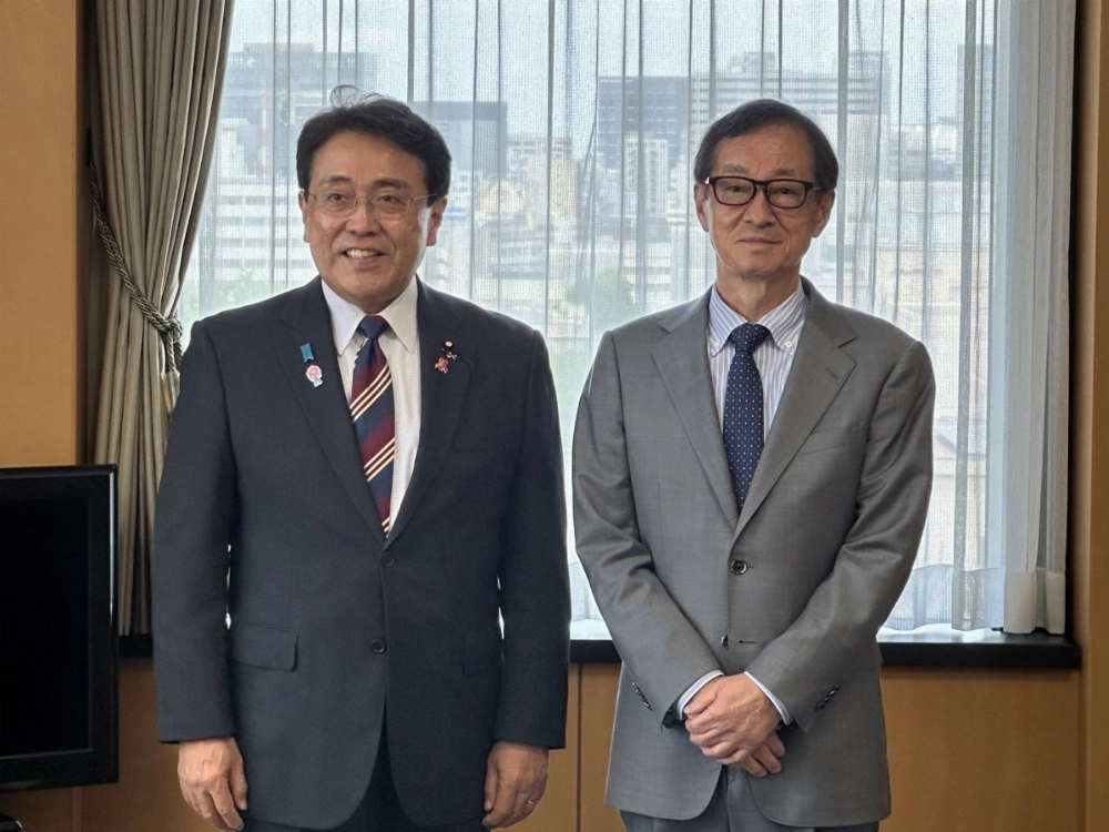 Ryosei Akazawa, Japan’s chief tariff negotiator (left), meets with Nippon Steel Chairman and CEO Eiji Hashimoto. Ryosei Akazawa, Japan’s chief tariff negotiator (left), meets with Nippon Steel Chairman and CEO Eiji Hashimoto.