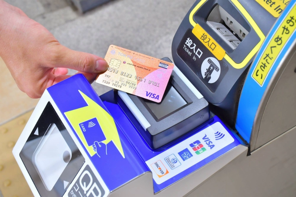 In addition to prepaid transportation integrated circuit (IC) cards, such as Suica and Pasmo, a growing number of railway operators are introducing contactless credit card payments. In addition to prepaid transportation integrated circuit (IC) cards, such as Suica and Pasmo, a growing number of railway operators are introducing contactless credit card payments.