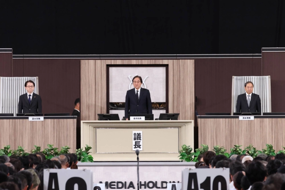 Fuji Media Holdings President Osamu Kanemitsu (center) and Kenji Shimizu (right), the president of Fuji TV, who serves on the board of Fuji TV's parent, at the annual shareholders meeting on Wednesday in Tokyo Fuji Media Holdings President Osamu Kanemitsu (center) and Kenji Shimizu (right), the president of Fuji TV, who serves on the board of Fuji TV's parent, at the annual shareholders meeting on Wednesday in Tokyo