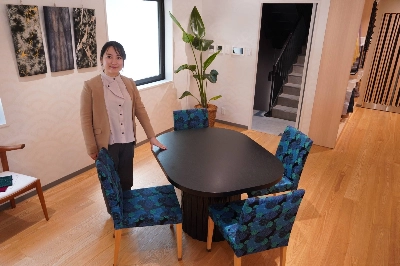 Chairs made using the Nishijin-ori textile are displayed in the city of Kyoto. Chairs made using the Nishijin-ori textile are displayed in the city of Kyoto.