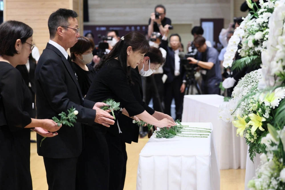 Bereaved families of the victims of the 2020 Kumamoto rain and flooding disaster lay flowers at a memorial held in Hitoyoshi, Kumamoto Prefecture, on Sunday. Bereaved families of the victims of the 2020 Kumamoto rain and flooding disaster lay flowers at a memorial held in Hitoyoshi, Kumamoto Prefecture, on Sunday.