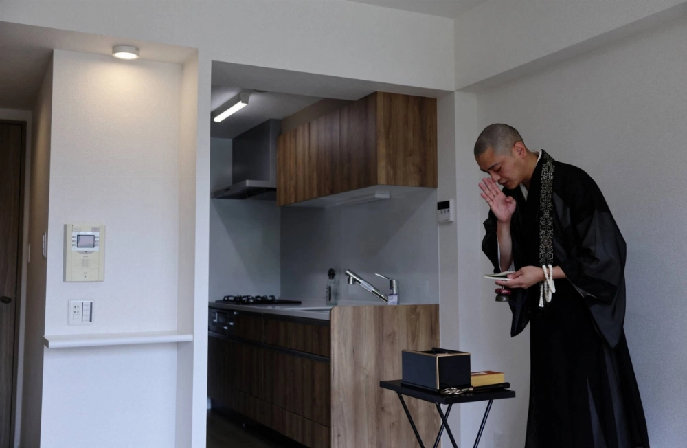 A Buddhist monk performs a ceremony for lost souls at a property which is classified as a <i>jiko bukken</i>, or a "misfortunate property" where deaths have occurred, in Kawasaki, Kanagawa Prefecture, on May 8. A Buddhist monk performs a ceremony for lost souls at a property which is classified as a <i>jiko bukken</i>, or a "misfortunate property" where deaths have occurred, in Kawasaki, Kanagawa Prefecture, on May 8.