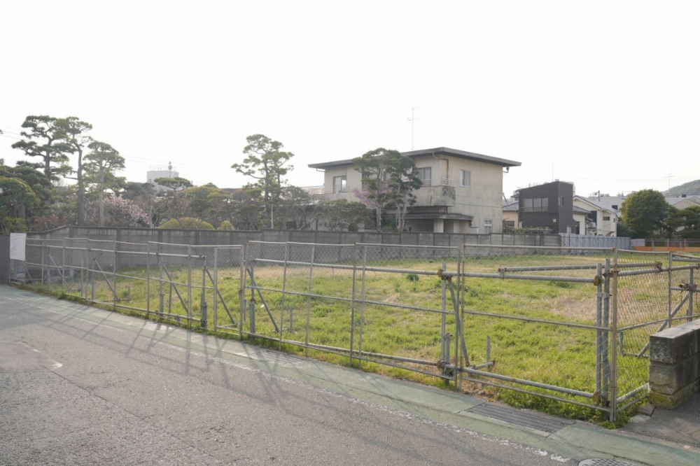 Critics of plans to build a condominium on a vacant lot in the Komachi area of Kamakura, Kanagawa Prefecture, argue that valuable relics may be buried beneath the site. Critics of plans to build a condominium on a vacant lot in the Komachi area of Kamakura, Kanagawa Prefecture, argue that valuable relics may be buried beneath the site.