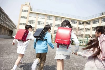 The Japanese version of the U.K.’s Disclosure and Barring Service aims to ensure a safe learning environment for children by facilitating checks for records of sexual offenses for those working in jobs involving contact with children such as education or child care. The Japanese version of the U.K.’s Disclosure and Barring Service aims to ensure a safe learning environment for children by facilitating checks for records of sexual offenses for those working in jobs involving contact with children such as education or child care.