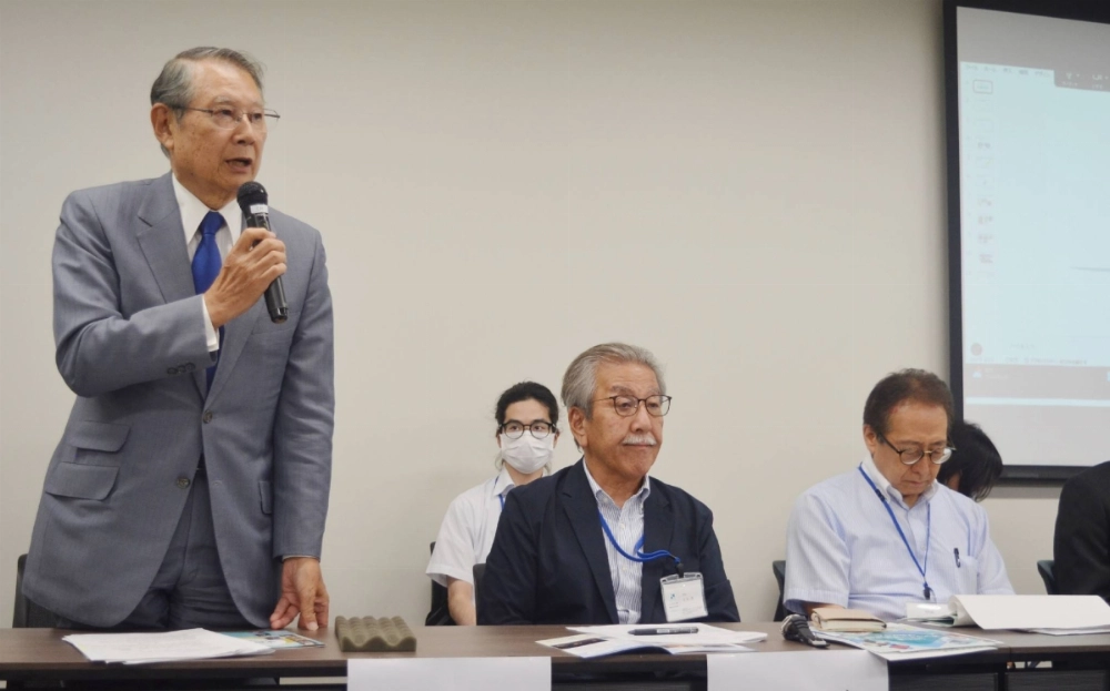 Hiroshi Masuda (left), head of the Memorial Museum for Soldiers, Detainees in Siberia, and Postwar Repatriates, speaks during a news conference in Tokyo on Tuesday.  Hiroshi Masuda (left), head of the Memorial Museum for Soldiers, Detainees in Siberia, and Postwar Repatriates, speaks during a news conference in Tokyo on Tuesday.