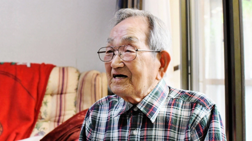Ex-serviceman Izumi Murakami speaks of his experience during World War II, when he was still a child, in an interview in Kasuga, Fukuoka Prefecture, in May. Ex-serviceman Izumi Murakami speaks of his experience during World War II, when he was still a child, in an interview in Kasuga, Fukuoka Prefecture, in May.