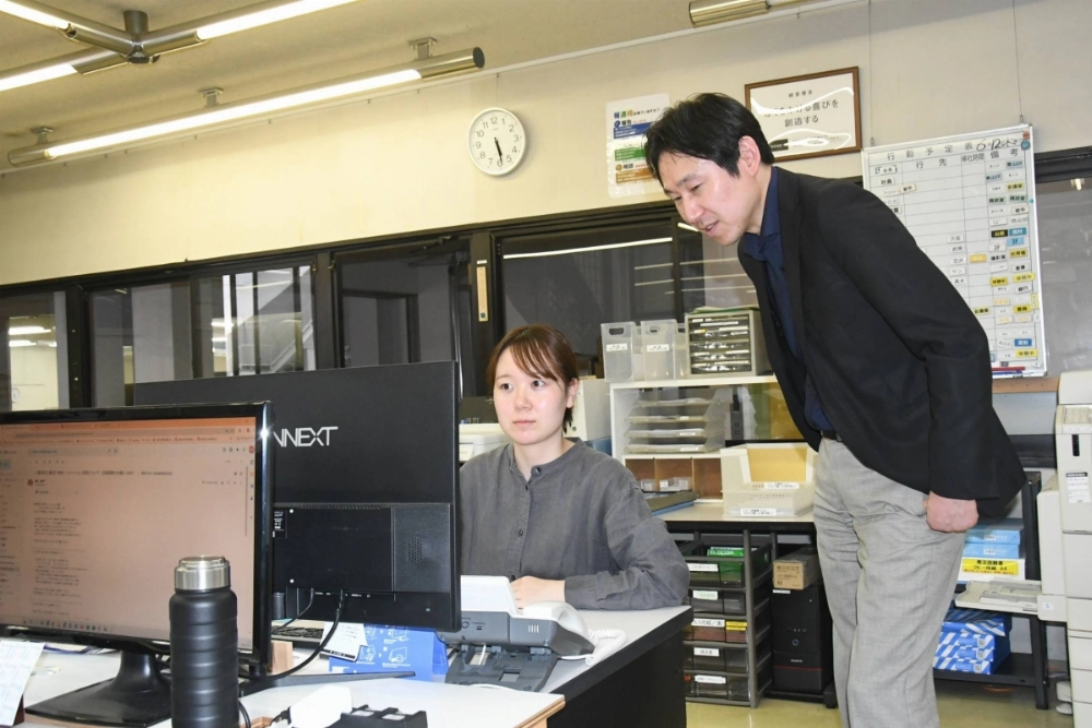 Shuhei Nakata, president of Nakata Kogei — a wooden-hanger maker in Toyooka, Hyogo Prefecture — says a revised work evaluation system and a strict policy against workplace harassment has helped to attract women to the company. Shuhei Nakata, president of Nakata Kogei — a wooden-hanger maker in Toyooka, Hyogo Prefecture — says a revised work evaluation system and a strict policy against workplace harassment has helped to attract women to the company.