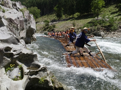 Once a way to transport lumber from the mountains to the coast, log rafting is now Kitayama's biggest attraction. Once a way to transport lumber from the mountains to the coast, log rafting is now Kitayama's biggest attraction.
