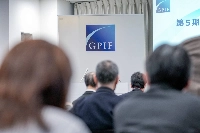 The Government Pension Investment Fund suffered a loss in the January-March quarter as a global trade war due to higher U.S. tariffs hurt equities and the outlook for interest-rate cuts dragged down the dollar against the yen. | Bloomberg