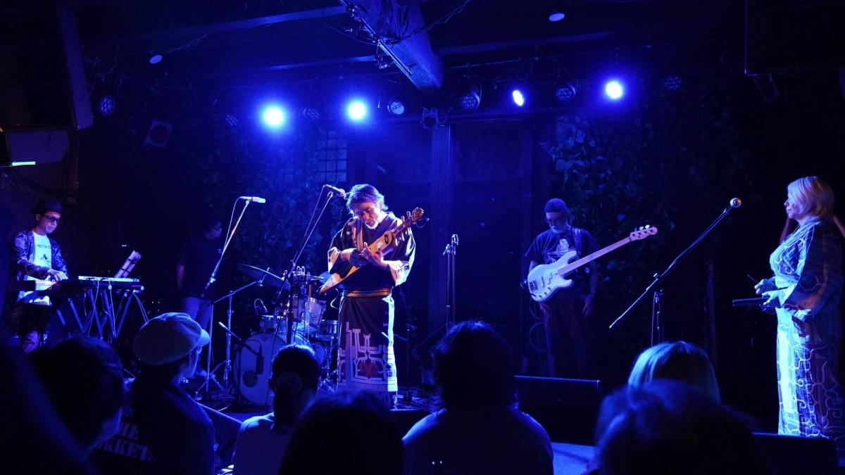 Oki Kano, a musician of Ainu descent, plays the tonkori during a concert in Tokyo in April. Oki Kano, a musician of Ainu descent, plays the tonkori during a concert in Tokyo in April.