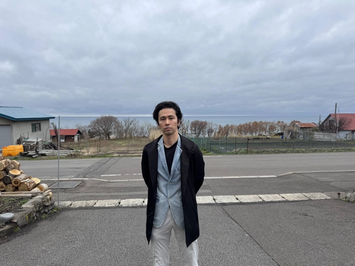 Shingo Ogushi, a former fish researcher in Suttsu who intends to run in November's mayoral election, has taken a stance against the village hosting nuclear waste. Shingo Ogushi, a former fish researcher in Suttsu who intends to run in November's mayoral election, has taken a stance against the village hosting nuclear waste.