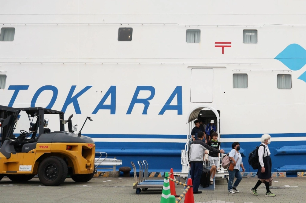 Evacuees from Akuseki Island, in the Tokara chain, which has been hit by swarms of earthquakes in recent days, arrive at Kagoshima Port on Friday afternoon. Evacuees from Akuseki Island, in the Tokara chain, which has been hit by swarms of earthquakes in recent days, arrive at Kagoshima Port on Friday afternoon.