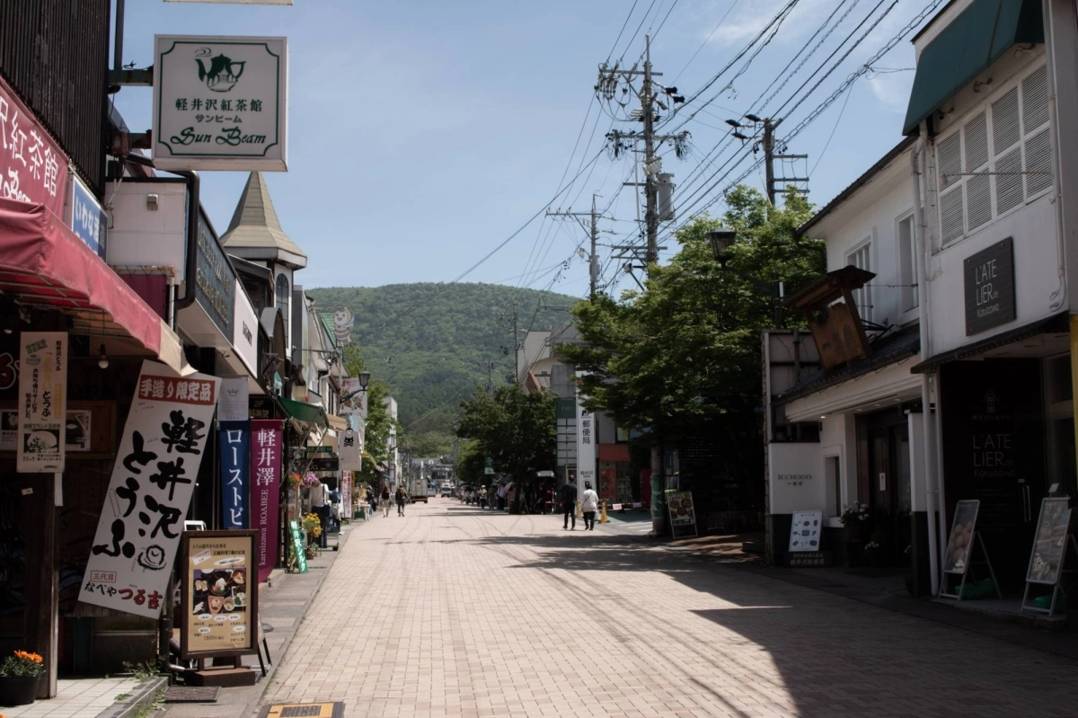 At around 750 meters long, the Old Karuizawa Ginza shopping street has numerous bakeries and gift shops as well as a tourist information center. At around 750 meters long, the Old Karuizawa Ginza shopping street has numerous bakeries and gift shops as well as a tourist information center.