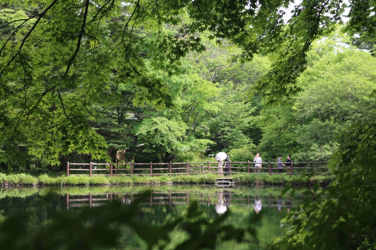 Visitors walk around Kumoba Pond in Karuizawa, Nagano Prefecture. The pond is referenced in Minae Mizumura’s “A True Novel.” Visitors walk around Kumoba Pond in Karuizawa, Nagano Prefecture. The pond is referenced in Minae Mizumura’s “A True Novel.”