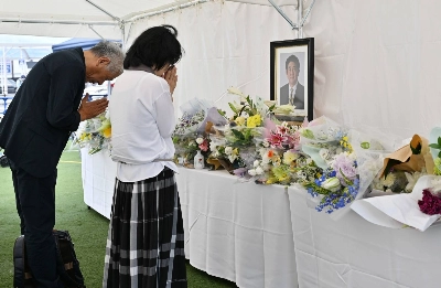 Mourners pay their respects to former Prime Minister Shinzo Abe on Tuesday in the city of Nara where he was shot to death while giving a stump speech three years ago. Mourners pay their respects to former Prime Minister Shinzo Abe on Tuesday in the city of Nara where he was shot to death while giving a stump speech three years ago.