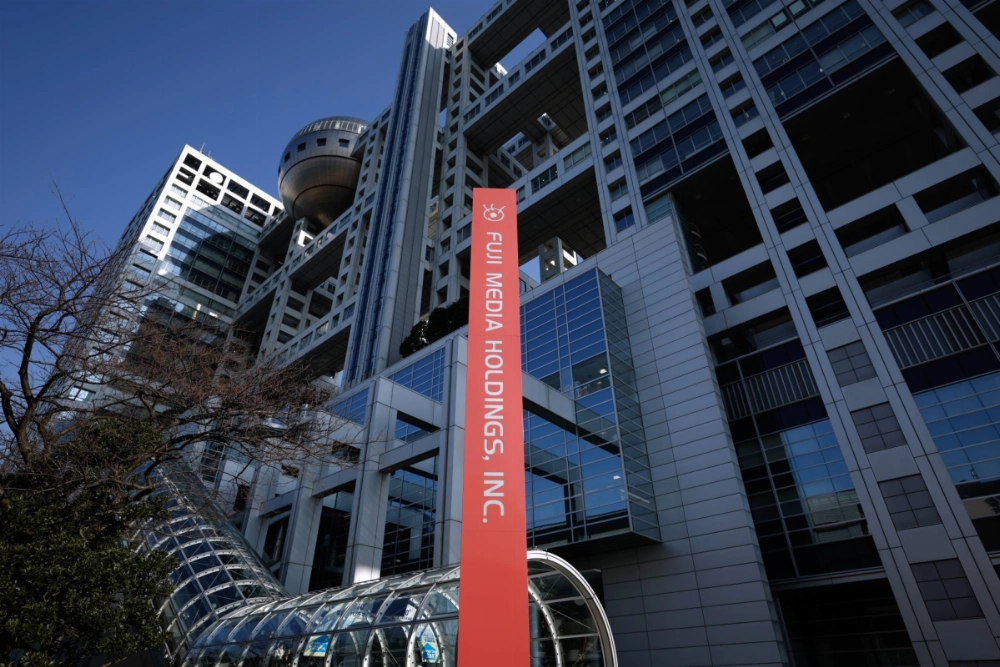 Fuji Media Holdings says it will consider issuing free stock acquisition rights if an investor buys up 20% or more of its voting shares.  Fuji Media Holdings says it will consider issuing free stock acquisition rights if an investor buys up 20% or more of its voting shares.